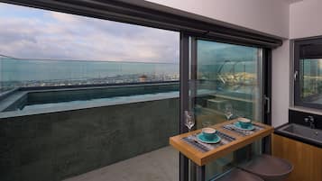 Penthouse with Private Pool | Cozinha privada | Frigobar, máquina de café expresso, chaleira elétrica, cadeirão de bebê