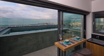 Penthouse with Private Pool | Cozinha privada | Frigobar, máquina de café expresso, chaleira elétrica, cadeirão de bebê