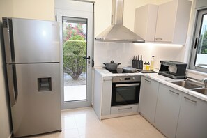 Mikroaaltouuni, uuni, liesi, kahvin-/teenkeitin