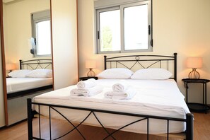 4 bedrooms, iron/ironing board, free WiFi, bed sheets