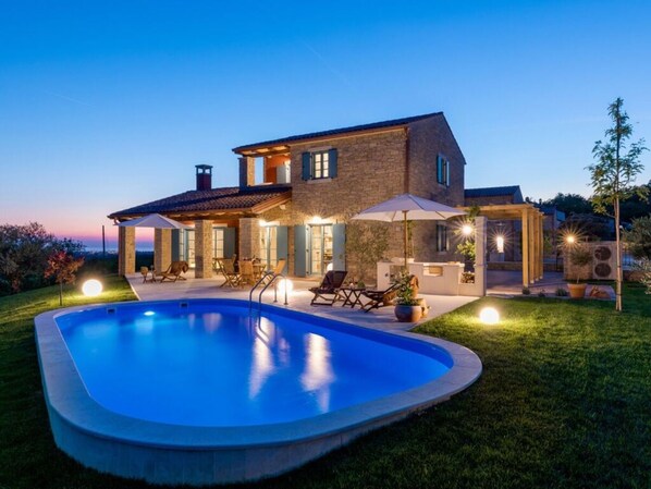 Outdoor pool - Villa Kokola Comfortable Holiday Residence (Umag)