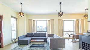 Una sala de estar moderna con un sofá modular, una mesa de centro y un comedor con mesa y sillas.