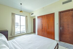 Apartamento clássico, sacada, vista para a cidade | 1 quarto, individualmente decorados, ferros/tábuas de passar roupa