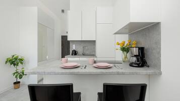Estudio, balcón | Cocina privada | Horno, tetera eléctrica, congelador y toallas de papel