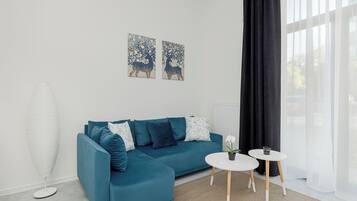 Studio, Balkon | Wohnbereich | 55-Zoll-Flachbildfernseher mit Kabelempfang