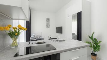 Estudio, balcón | Cocina privada | Horno, tetera eléctrica, congelador y toallas de papel