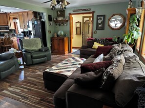 Smart-TV, Kamin, Bücher