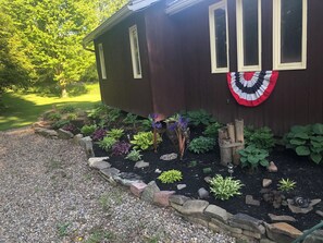 Property grounds - Cozy Beautiful cottage home, w/ hot tub and pet friendly (Belmont)