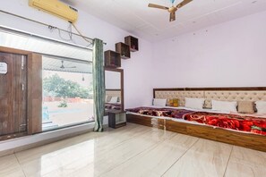 6 bedrooms, in-room safe, iron/ironing board, WiFi