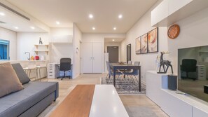 TV - Walk to Shopping Centre | Park View | 1 Free Parking (Zetland)