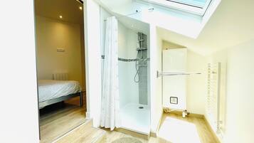 2 slaapkamers, een bureau, reisbedje, gratis wifi