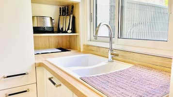 Een koelkast, een microgolfoven, een oven, een kookplaat