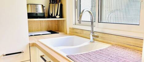 雪櫃、微波爐、焗爐、洗碗機