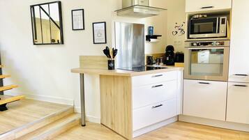 Een koelkast, een microgolfoven, een oven, een kookplaat