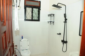 Shower, towels, soap, toilet paper - Serene cozy space in Entebbe. Close to airport and mall. (Entebbe)