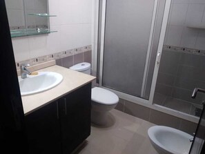 Bruser, hårtørrer, håndklæder, Toiletpapir