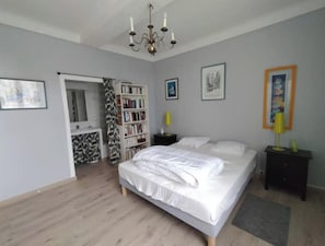 3 quartos, ferros/tábuas de passar roupa, Wi-Fi, roupa de cama