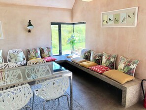 House | Living area | TV, fireplace - 6-bed, Sleeps 16, Pets Allowed, Hot Tub (Bath)