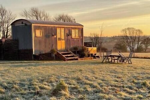 Honey Bee - Comfortable, luxury shepherds hut with hot tub