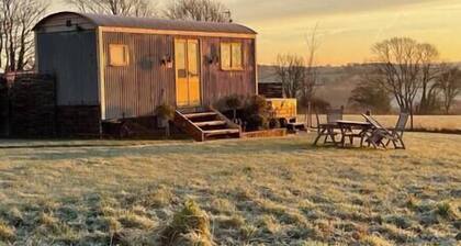 Honey Bee - Comfortable, luxury shepherds hut with hot tub