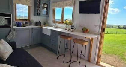 Honey Bee - Comfortable, luxury shepherds hut with hot tub