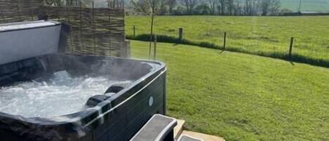 Tina de hidromasaje al aire libre