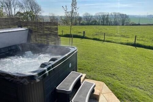 Honey Bee - Comfortable, luxury shepherds hut with hot tub