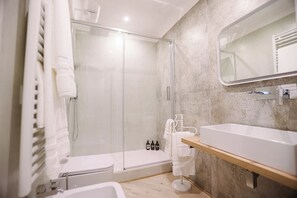 Douche, sĂšche-cheveux, bidet, serviettes fournies