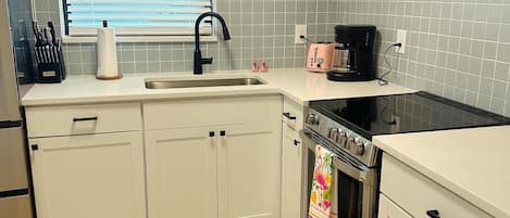 Frigorífico, microondas, horno y placa de cocina