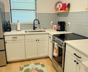 Fridge, microwave, oven, stovetop - Flamingle in Palm Harbor (Palm Harbor)