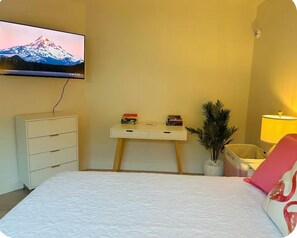 1 bedroom, desk, iron/ironing board, travel cot - Flamingle in Palm Harbor (Palm Harbor)