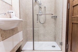 Douche, sèche-cheveux, serviettes fournies, savon