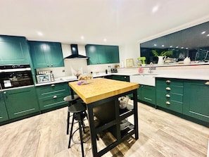 House | Private kitchen | Fridge, microwave, oven, stovetop