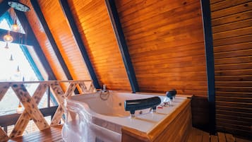 Premium bedding, minibar, desk, free WiFi