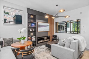 Smart TV, chimenea, estéreo