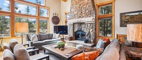 Televisión y chimenea