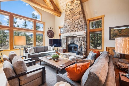 Experience Frisco Fling, a spacious house in the heart of Frisco with a hot tub and wooded views.