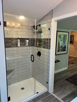 Doccia, asciugacapelli, asciugamani, sapone