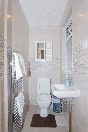 Leilighet | Bad | Dusj, hårføner og håndklær