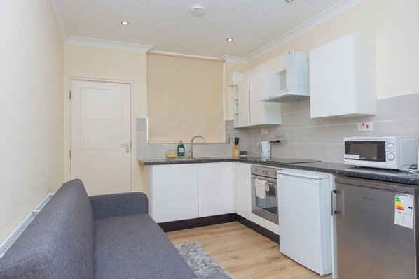 Apartment | Eigene Küche | Kühlschrank, Mikrowelle, Ofen, Herdplatte