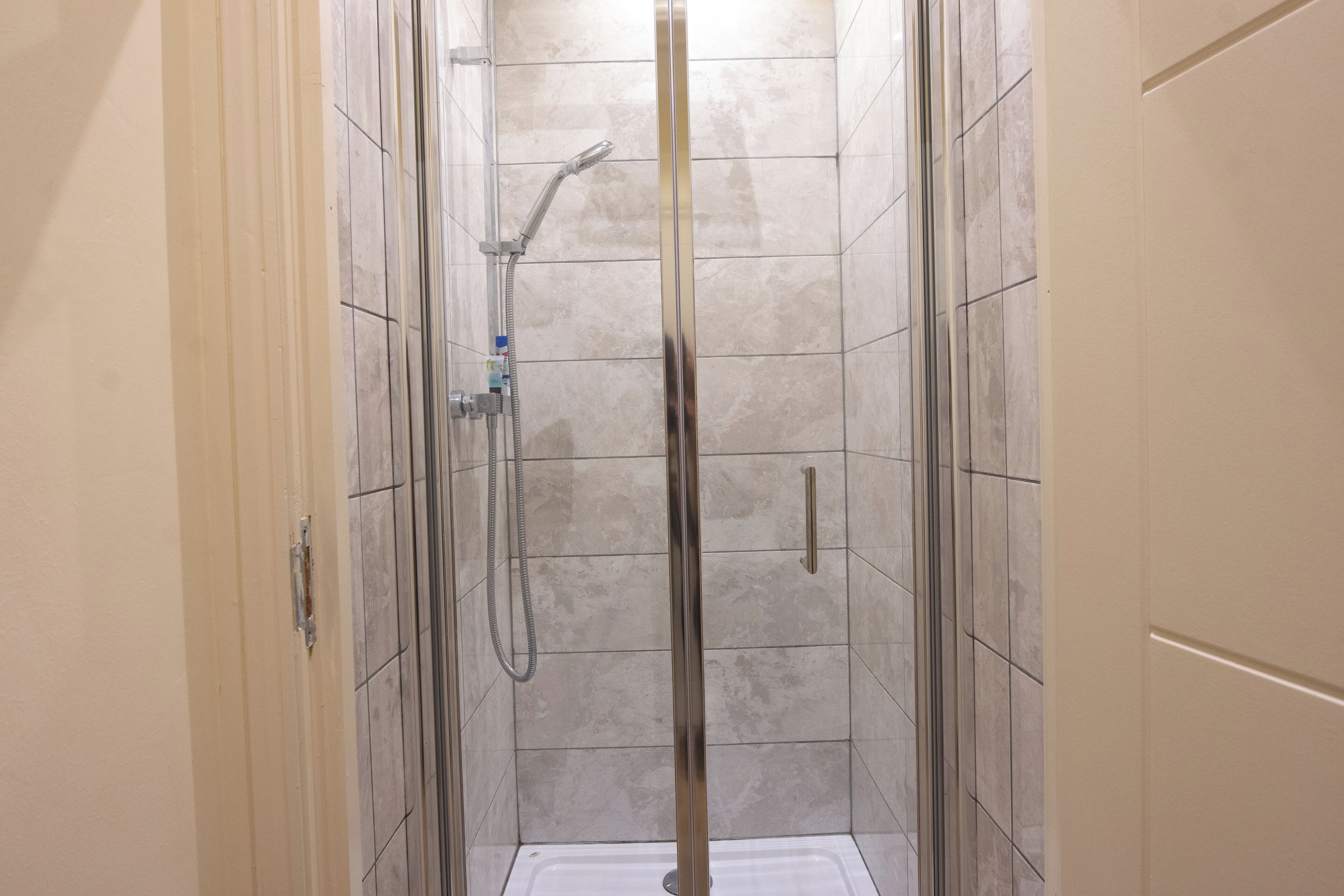 Apartamento | Baño | Ducha, secador de pelo y toallas