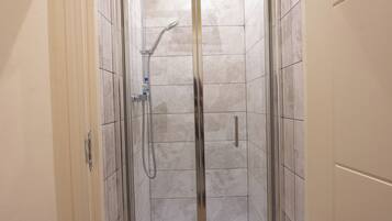 Apartamento | Baño | Ducha, secador de pelo y toallas
