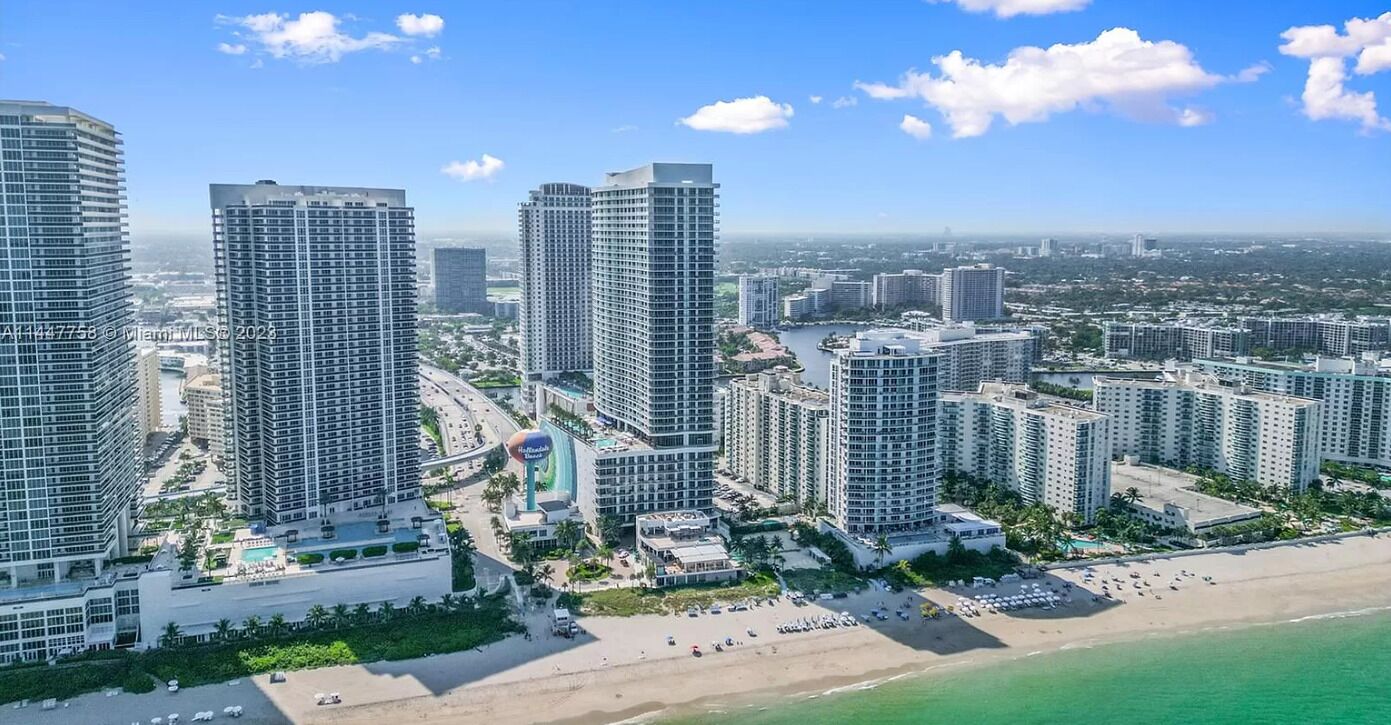 Na praia, espreguiçadeiras, toalhas de praia 