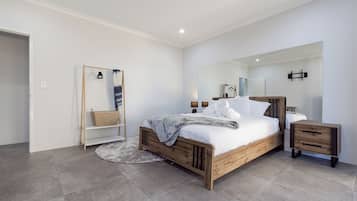 5 bedrooms, desk, iron/ironing board, travel cot