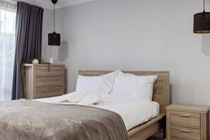 5 soverom, skrivebord, strykejern/-brett og reiseseng for barn