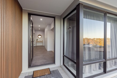Spacious and serene intelligent home. 3 min to estuary,beach,shops, and trails