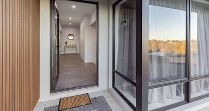 Spacious and serene intelligent home. 3 min to estuary,beach,shops, and trails