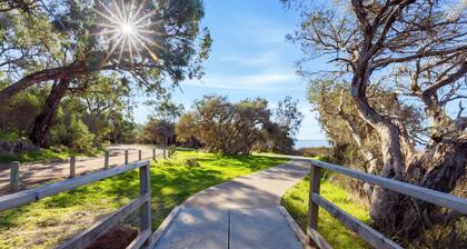 Spacious and serene intelligent home. 3 min to estuary,beach,shops, and trails