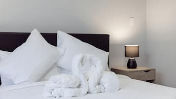 5 dormitoris, escriptori i planxa i posts de planxar