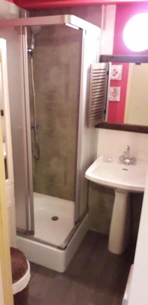 Douche, sèche-cheveux